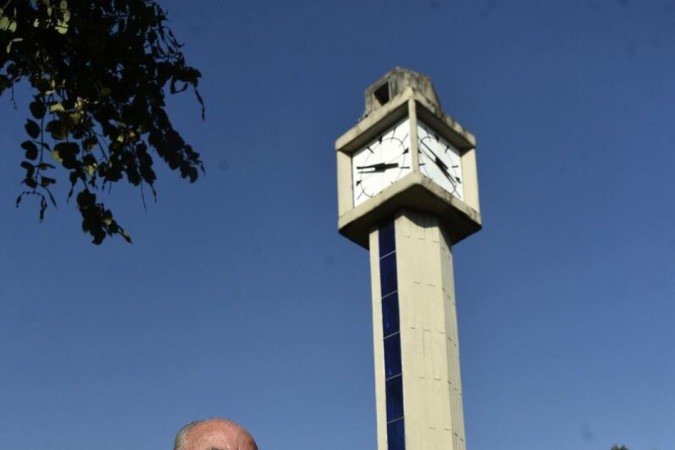  30/05/2022. Crédito: Minervino Júnior/CB/D.A Press. Brasil.  Brasilia - DF. Pioneiros de Taguatinga Ronaldo Seggiano e sua esposa Givanilce Gois na Praça do Relógio.