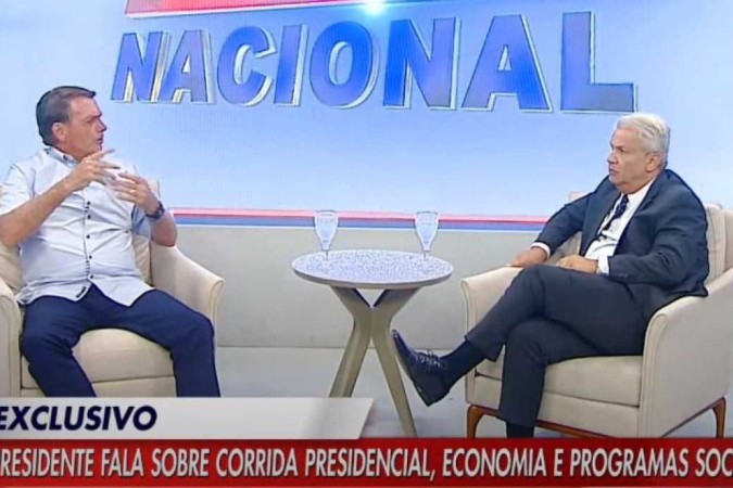 Bolsonaro participa de entrevista com o apresentador Sikera Jr -  (crédito: Reprodução/Youtube)