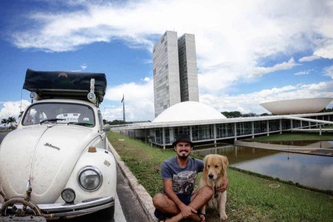  Crédito: Reprodução/Instagram. Eixo Capital.  Jesse Kozechen,  influenciador e seu cachorro, Shurastey, em Brasília 