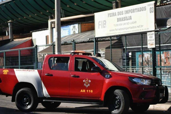 Bombeiros ainda trabalham na contenção do fogo 10 horas depois do início do incêndio - (crédito: Ed Alves/CB) Bombeiros ainda trabalham na contenção do fogo 10 horas depois do início do incêndio - (crédito: Ed Alves/CB)