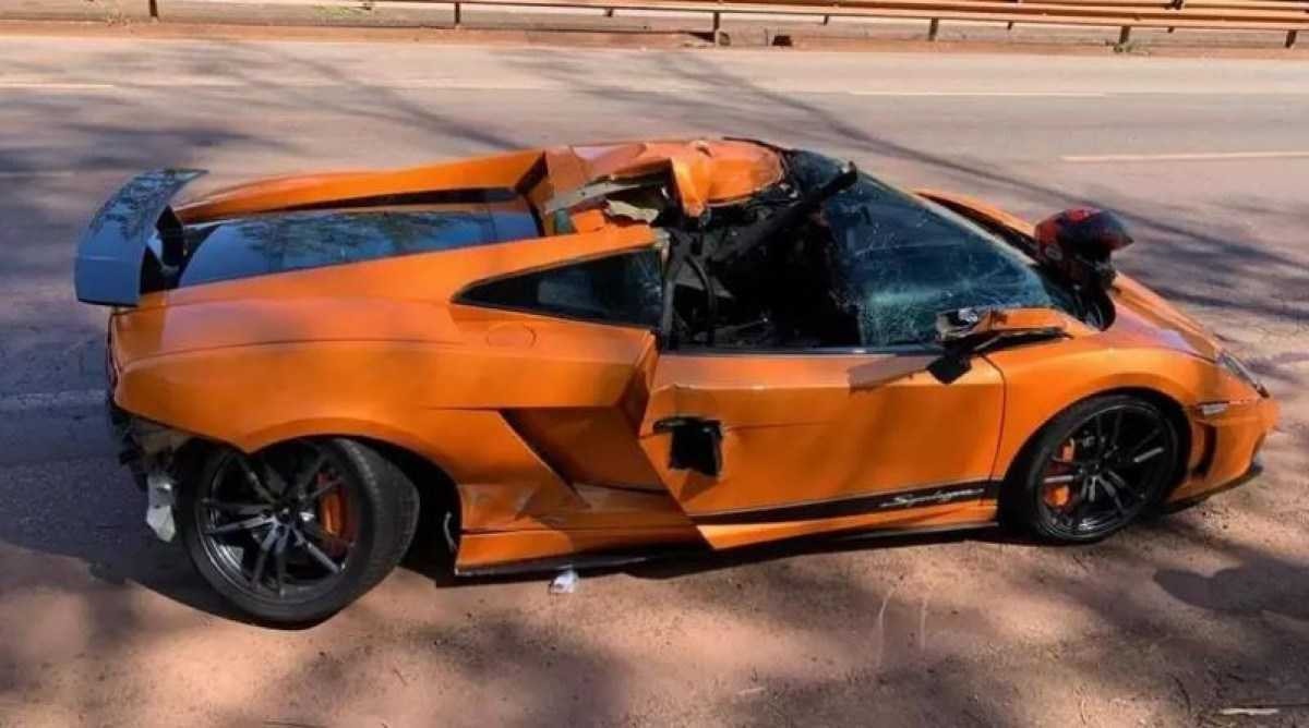 Lamborghini de R$ 1,2 mi fica destruída em acidente no interior de MG 