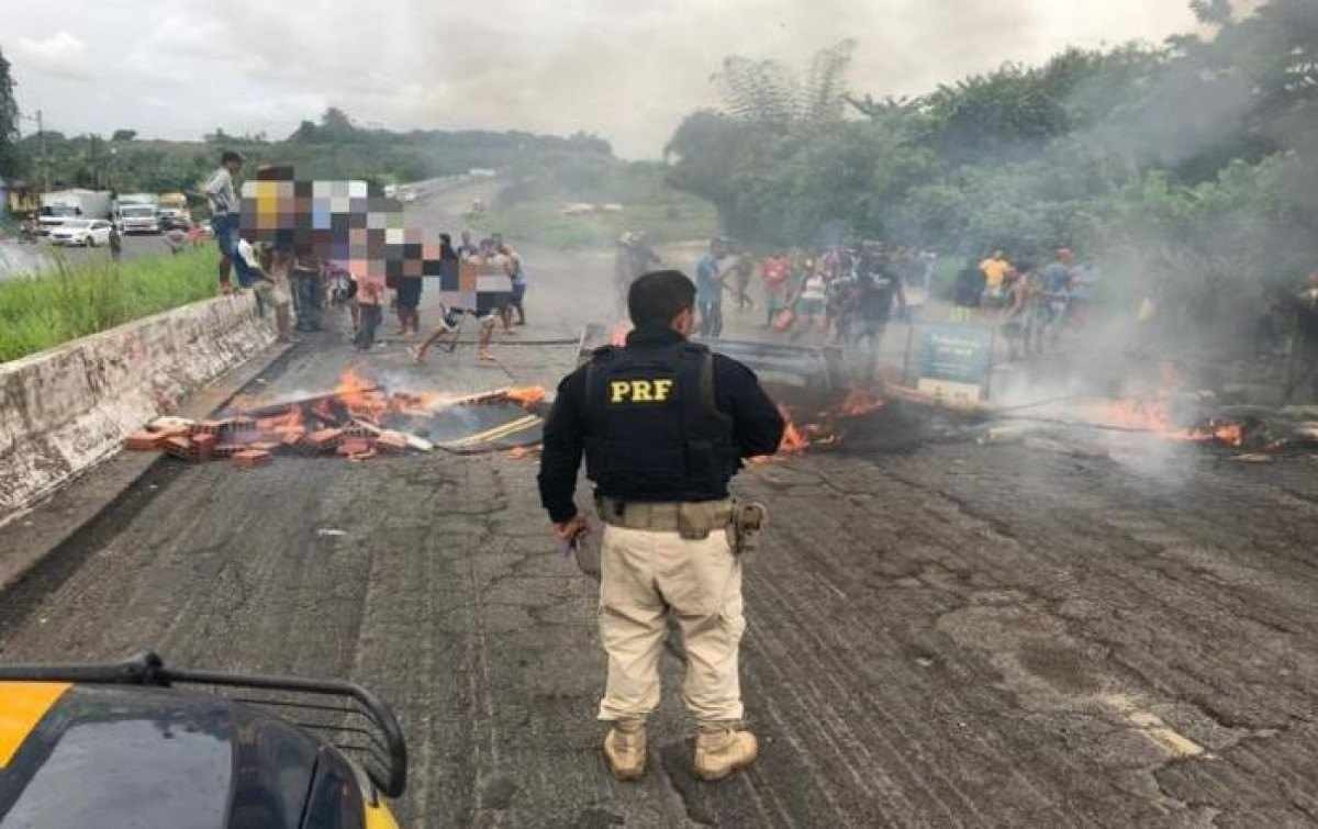 Moradores realizam protesto e pedem socorro para soterrados em PE