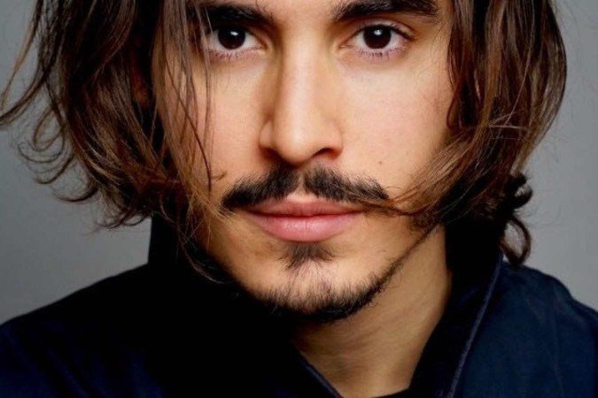 ator hollywoodiano Henry Zaga (foto), nosso Henrique Gonzaga, foi confirmado para participar da nova série da Apple TV, Crowded Rroom. Depois de filmes como Os novos Mutantes e das séries 13 Reasons Why e Teen Wolf