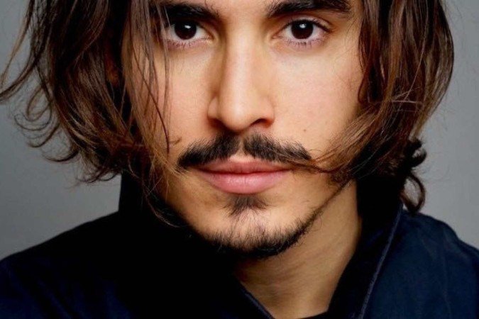 ator hollywoodiano Henry Zaga (foto), nosso Henrique Gonzaga, foi confirmado para participar da nova série da Apple TV, Crowded Rroom. Depois de filmes como Os novos Mutantes e das séries 13 Reasons Why e Teen Wolf