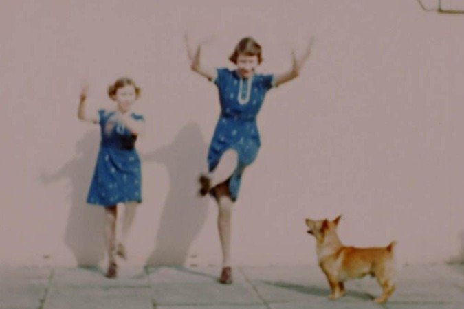 Margaret e sua irmã mais velha, Elizabeth, são vistas brincando em vestidos que combinam - (crédito: BBC) Margaret e sua irmã mais velha, Elizabeth, são vistas brincando em vestidos que combinam - (crédito: BBC)