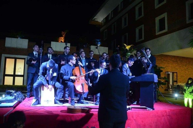 O coral e os músicos seminaristas fazendo sua apresentação