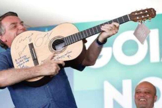 O presidente Jair Bolsonaro brinca com um violão, como se fosse um fuzil - (crédito: ALAN SANTOS/PR) O presidente Jair Bolsonaro brinca com um violão, como se fosse um fuzil - (crédito: ALAN SANTOS/PR)