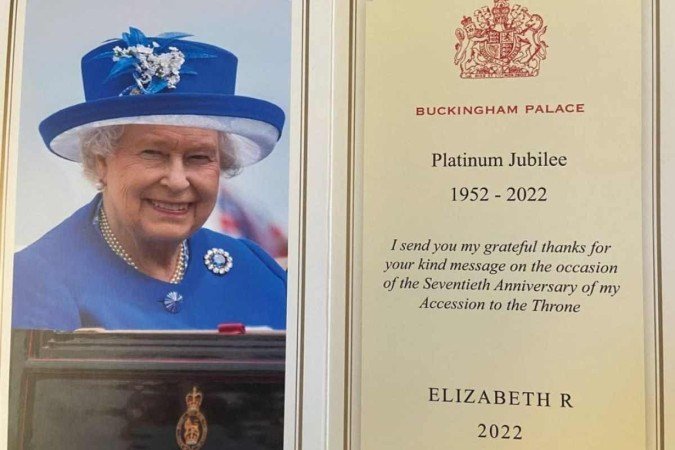 Carta assinada pela Rainha Elizabeth II agradecendo aos alunos do colégio pela mensagem