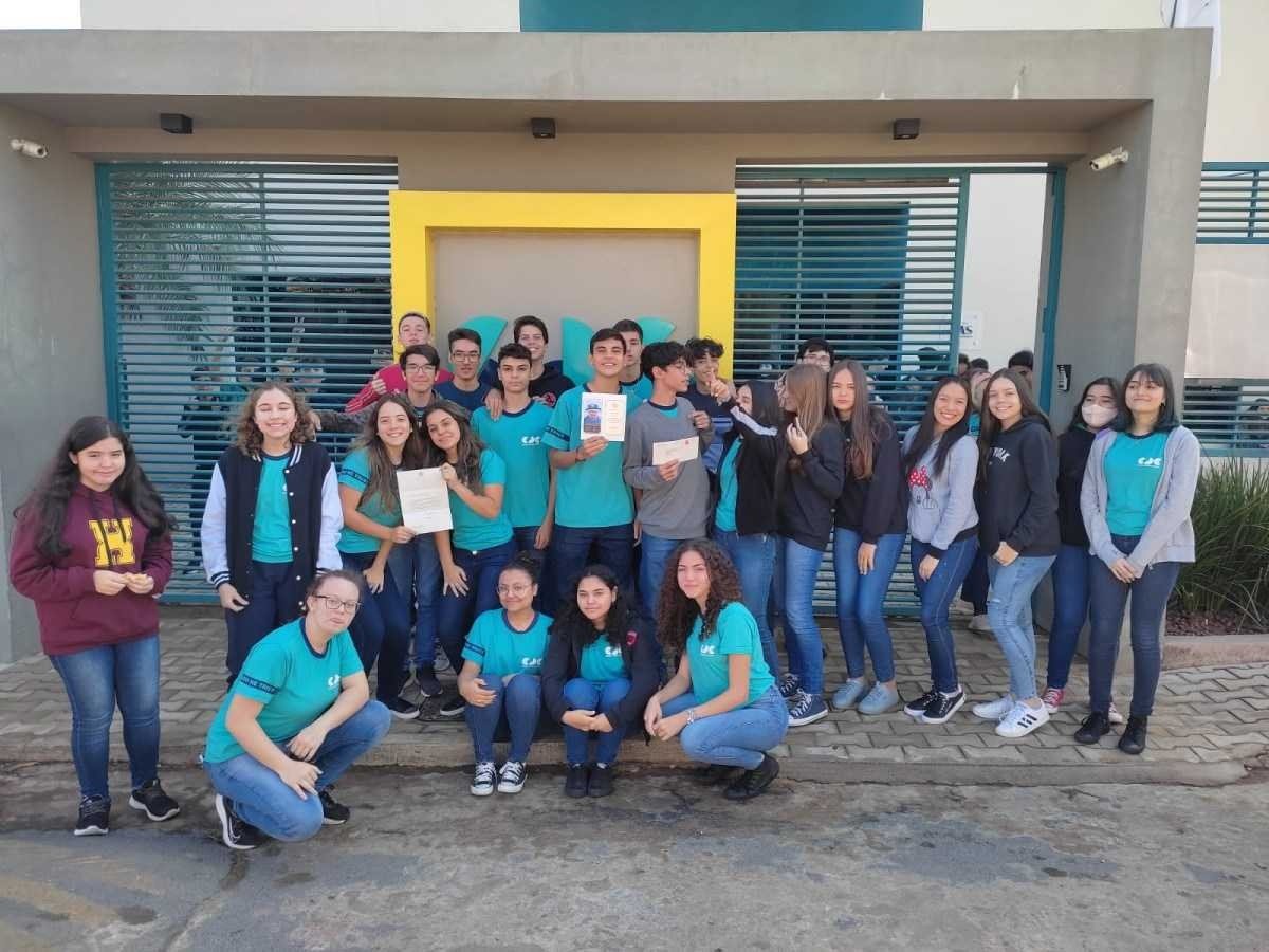 Alunos de escola de Minas Gerais recebem carta da rainha da Inglaterra