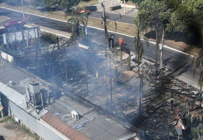 Maior parte da estrutura do restaurante e pizzaria era de madeira e palha, que servem de combustível para o fogo. As chamas logo se espalharam e consumiram o local -  (crédito: Ed Alves/CB/D.A Press)