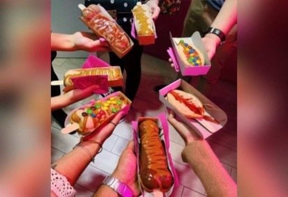 As lojas chamaram atenção pela comercialização de crepes, waffles e doces com formatos de genitálias do corpo humano -  (crédito: Ki Putaria/Reprodução)