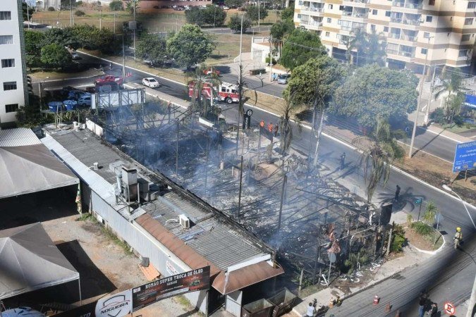  01/06/2022. Crédito: Ed Alves/CB/D.A Press. Brasil. Brasília - Cidades. Incedio destroi o Fornassa Restaurante Pizzaria, localizado em Aguas Claras. 