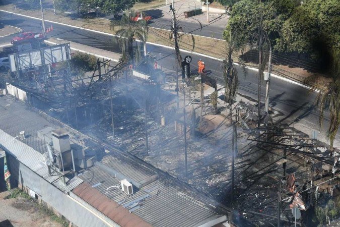 Maior parte da estrutura do restaurante e pizzaria era de madeira e palha, que servem de combustível para o fogo. As chamas logo se espalharam e consumiram o local -  (crédito: Ed Alves/CB/D.A Press)