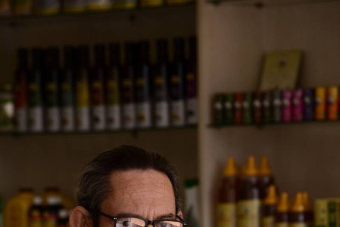  2022. Aniversário deTaguatinga.  Comércio. Na Foto Narciso de Sousa Castro, balconista de Farmácia Homeopática.