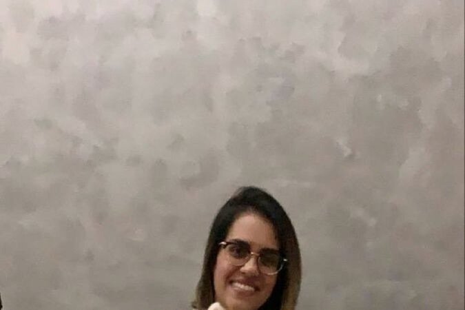 Durante festa de aniversário, Carolina posa em foto com a doguinha Liz