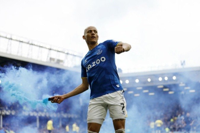 Richarlison é denunciado por conduta imprópria com sinalizador - Richarlison é denunciado por conduta imprópria com sinalizador -
