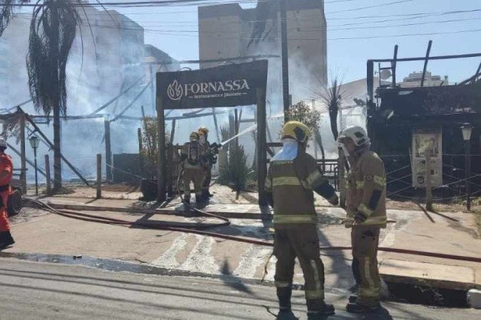 Bombeiros trabalharam na contenção do incêndio na manhã desta quarta - (crédito: Ed Alves) Bombeiros trabalharam na contenção do incêndio na manhã desta quarta - (crédito: Ed Alves)