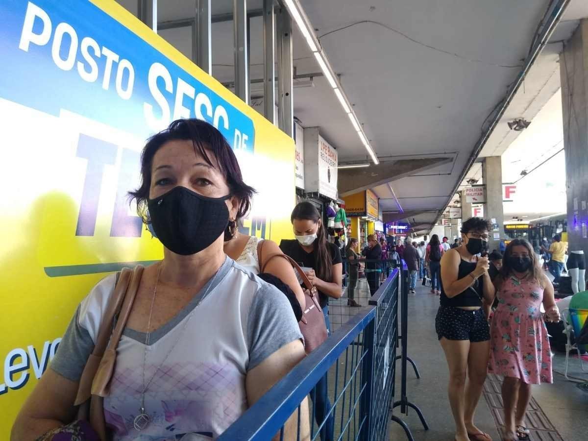 Fila para testagem de covid-19 dá volta em unidade de atendimento da Rodoviária