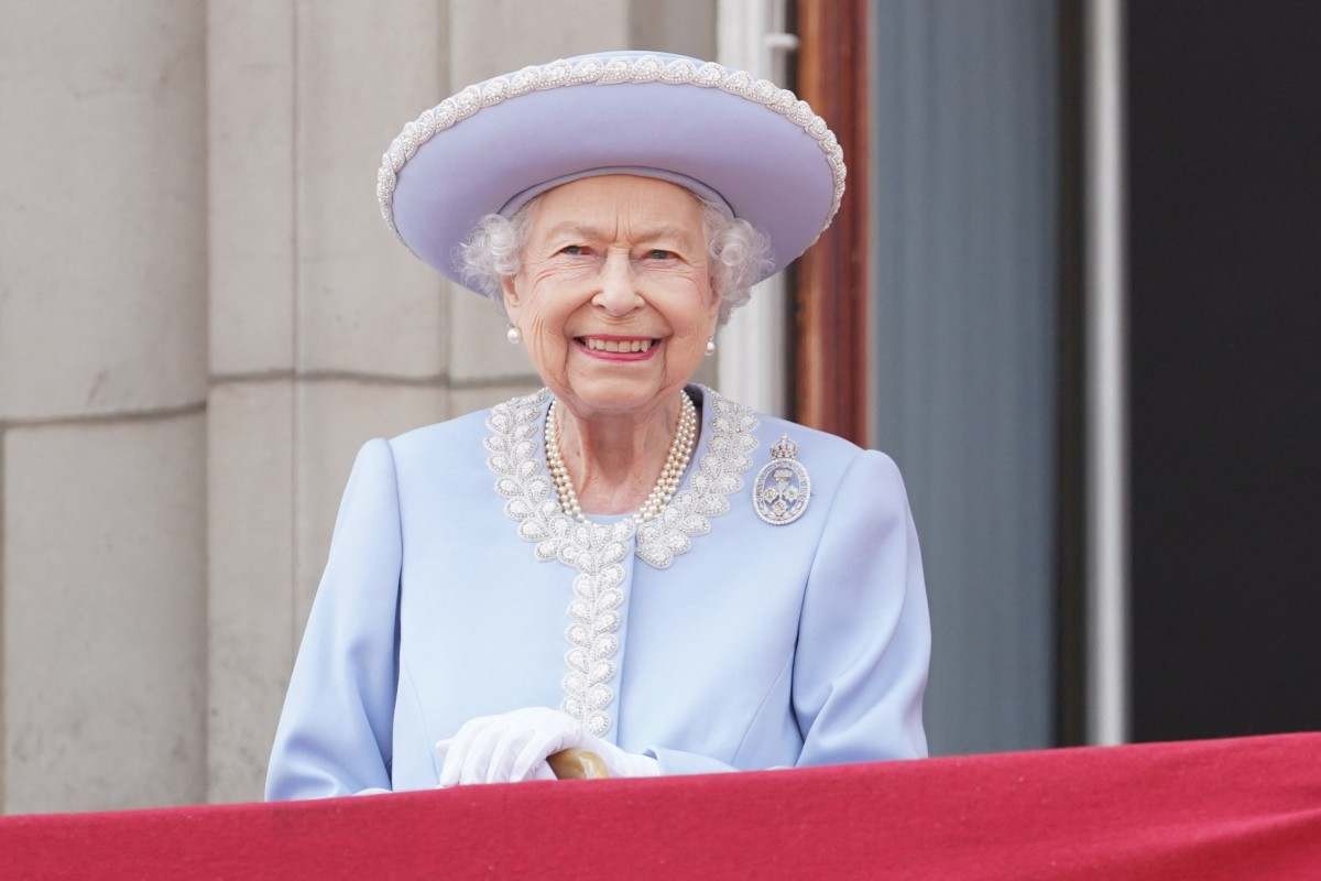 Elizabeth II elogia trabalho 'incrível' da saúde pública na pandemia