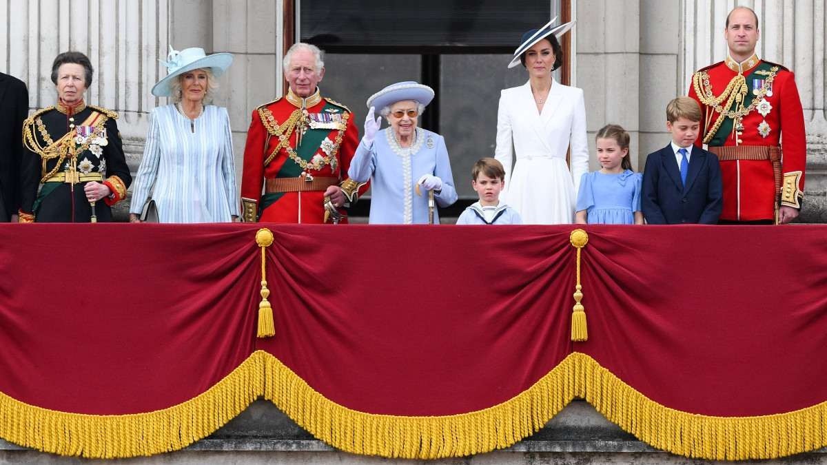  Britain's Queen Elizabeth II (C) stands with from left, Britain's Princess Anne, Princess Royal, Britain's Camilla, Duchess of Cornwall, Britain's Prince Charles, Prince of Wales, Britain's Prince Louis of Cambridge, Britain's Catherine, Duchess of Cambridge, Britain's Princess Charlotte of Cambridge , Britain's Prince George of Cambridge, Britain's Prince William, Duke of Cambridge , to watch a special flypast from Buckingham Palace balcony following the Queen's Birthday Parade, the Trooping the Colour, as part of Queen Elizabeth II's platinum jubilee celebrations, in London on June 2, 2022. - Huge crowds converged on central London in bright sunshine on Thursday for the start of four days of public events to mark Queen Elizabeth II's historic Platinum Jubilee, in what could be the last major public event of her long reign. (Photo by Daniel LEAL / AFP)       