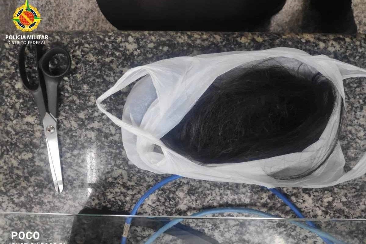 Homem corta top cabelo da esposa
