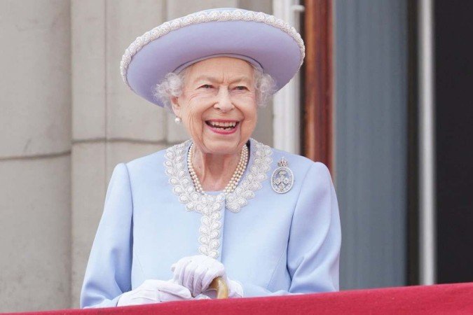 Em nota, o Palácio de Buckingham afirmou que a rainha Elizabeth II adorou o desfile de abertura do Jubileu de Platina, mas que não participará de culto por ter sentido Em nota, o Palácio de Buckingham afirmou que a rainha Elizabeth II adorou o desfile de abertura do Jubileu de Platina, mas que não participará de culto por ter sentido