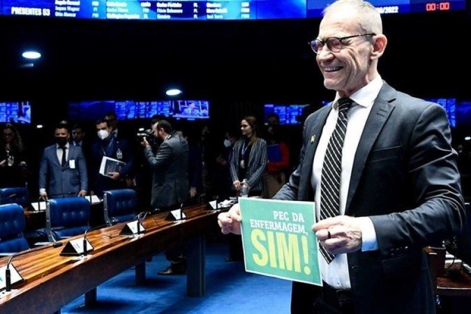 Senador Fabiano Contarato (PT-ES) comemora a aprovação 