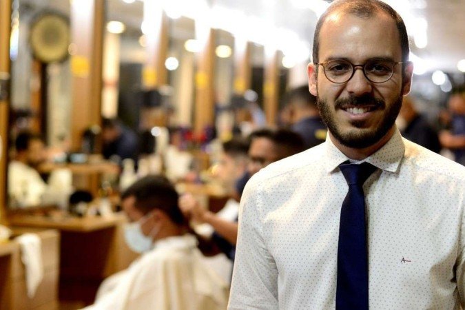 Lázaro Peixoto percebeu aumento no fluxo de clientes da barbearia, localizada no Sudoeste