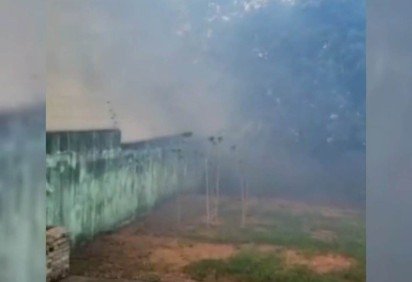 Fumaça em incêndio em um parque próximo a creche causou evacuação de dois prédios -  (crédito: PMDF/Divulgação)