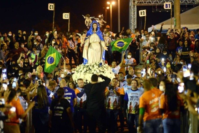 Após dois anos sem a comemoração, por força da pandemia, milhares de pessoas vão à festa de Pentecostes para proclamar sua fé