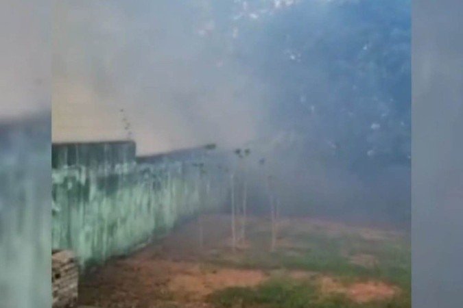 Fumaça em incêndio em um parque próximo a creche causou evacuação de dois prédios - (crédito: PMDF/Divulgação) Fumaça em incêndio em um parque próximo a creche causou evacuação de dois prédios - (crédito: PMDF/Divulgação)