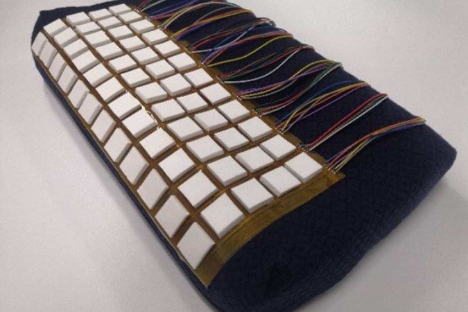 A camada de sensores pode ser colocada em um travesseiro comum  -  (crédito: Haiying Kou/AFP)