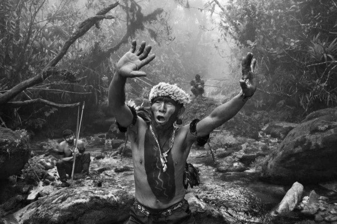Xamã Yanomami em ritual durante a subida para o Pico da Neblina. Estado do Amazonas