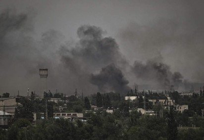 Densa fumaça em área bombardeada de Severodonetsk, principal alvo de ataques na atual fase do conflito -  (crédito:  AFP)