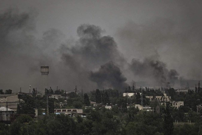 Densa fumaça em área bombardeada de Severodonetsk, principal alvo de ataques na atual fase do conflito - (crédito: AFP) Densa fumaça em área bombardeada de Severodonetsk, principal alvo de ataques na atual fase do conflito - (crédito: AFP)