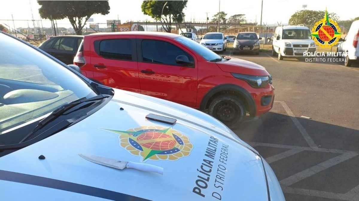 Motorista de aplicativo é esfaqueado e jogado do veículo por adolescentes