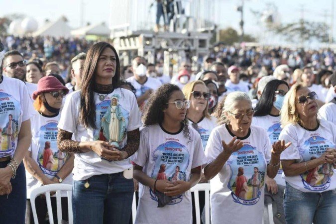 A promessa de milagres, em momentos de dificuldades, mobiliza pessoas para as fervorosas orações que podem vir acompanhadas pela consagração das velas aos elementos da Trindade Santa - (crédito: Minervino Júnior/CB/D.A. Press) A promessa de milagres, em momentos de dificuldades, mobiliza pessoas para as fervorosas orações que podem vir acompanhadas pela consagração das velas aos elementos da Trindade Santa - (crédito: Minervino Júnior/CB/D.A. Press)