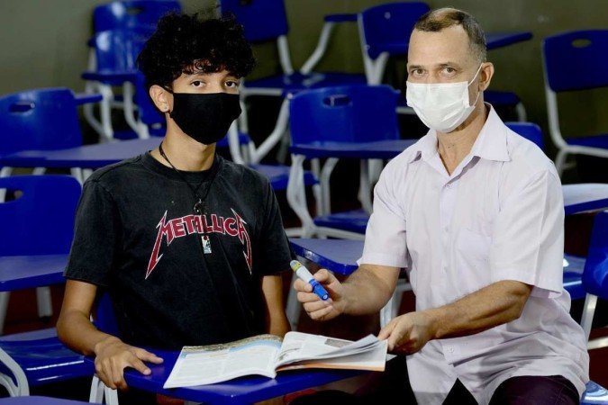  06/06/2022 Cr..dito: Marcelo Ferreira/CB/D.A Press. Brasil. Brasilia - DF -  Escolas introduzem a educa....o empreendedora no cotidiano da vida acad..mica. Projetos ensinam compet..ncias empreendedoras pensando no desenvolvimento de estudantes, professores e comunidade. CEM 01 do Guar... Professor Marcos F..lix Gomes de Carvalho com o aluno Lucas Daniel Coelho Vieira Pinto.
    