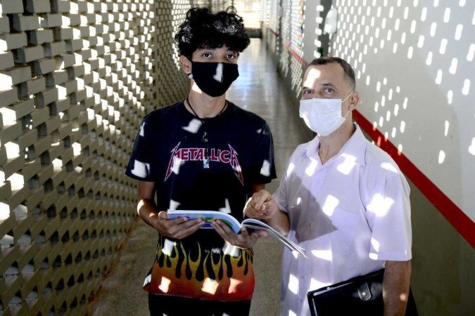  06/06/2022 Crédito: Marcelo Ferreira/CB/D.A Press. Brasil. Brasilia - DF -  Escolas introduzem a educação empreendedora no cotidiano da vida acadêmica. Projetos ensinam competências empreendedoras pensando no desenvolvimento de estudantes, professores e comunidade. CEM 01 do Guará. Professor Marcos Félix Gomes de Carvalho com o aluno Lucas Daniel Coelho Vieira Pinto.