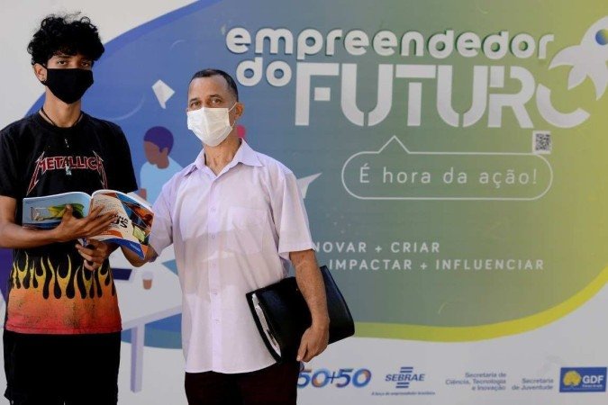  06/06/2022 Crédito: Marcelo Ferreira/CB/D.A Press. Brasil. Brasilia - DF -  Escolas introduzem a educação empreendedora no cotidiano da vida acadêmica. Projetos ensinam competências empreendedoras pensando no desenvolvimento de estudantes, professores e comunidade. CEM 01 do Guará. Professor Marcos Félix Gomes de Carvalho com o aluno Lucas Daniel Coelho Vieira Pinto.