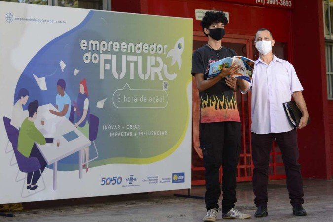  06/06/2022 CrÃ©dito: Marcelo Ferreira/CB/D.A Press. Brasil. Brasilia - DF -  Escolas introduzem a educaÃ§Ã£o empreendedora no cotidiano da vida acadÃªmica. Projetos ensinam competÃªncias empreendedoras pensando no desenvolvimento de estudantes, professores e comunidade. CEM 01 do GuarÃ¡. Professor Marcos FÃ©lix Gomes de Carvalho com o aluno Lucas Daniel Coelho Vieira Pinto.