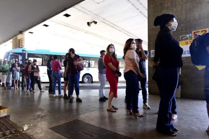 Pessoas fazem fila para testagem da covid-19 na rodoviária - (crédito: Carlos Vieira/CB) Pessoas fazem fila para testagem da covid-19 na rodoviária - (crédito: Carlos Vieira/CB)