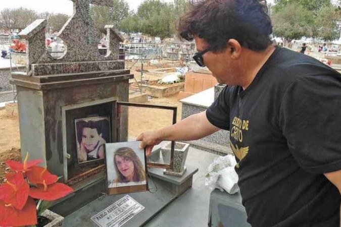 O presidente da associação das vítimas, Luiz Carlos Batista, no túmulo da mulher, a professora Heley de Abreu, que morreu no incêndio (acima): O presidente da associação das vítimas, Luiz Carlos Batista, no túmulo da mulher, a professora Heley de Abreu, que morreu no incêndio (acima):