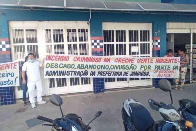 Familiares dos atingidos protestam diante da Câmara de Janaúba contra postura da administração municipal, considerada omissa