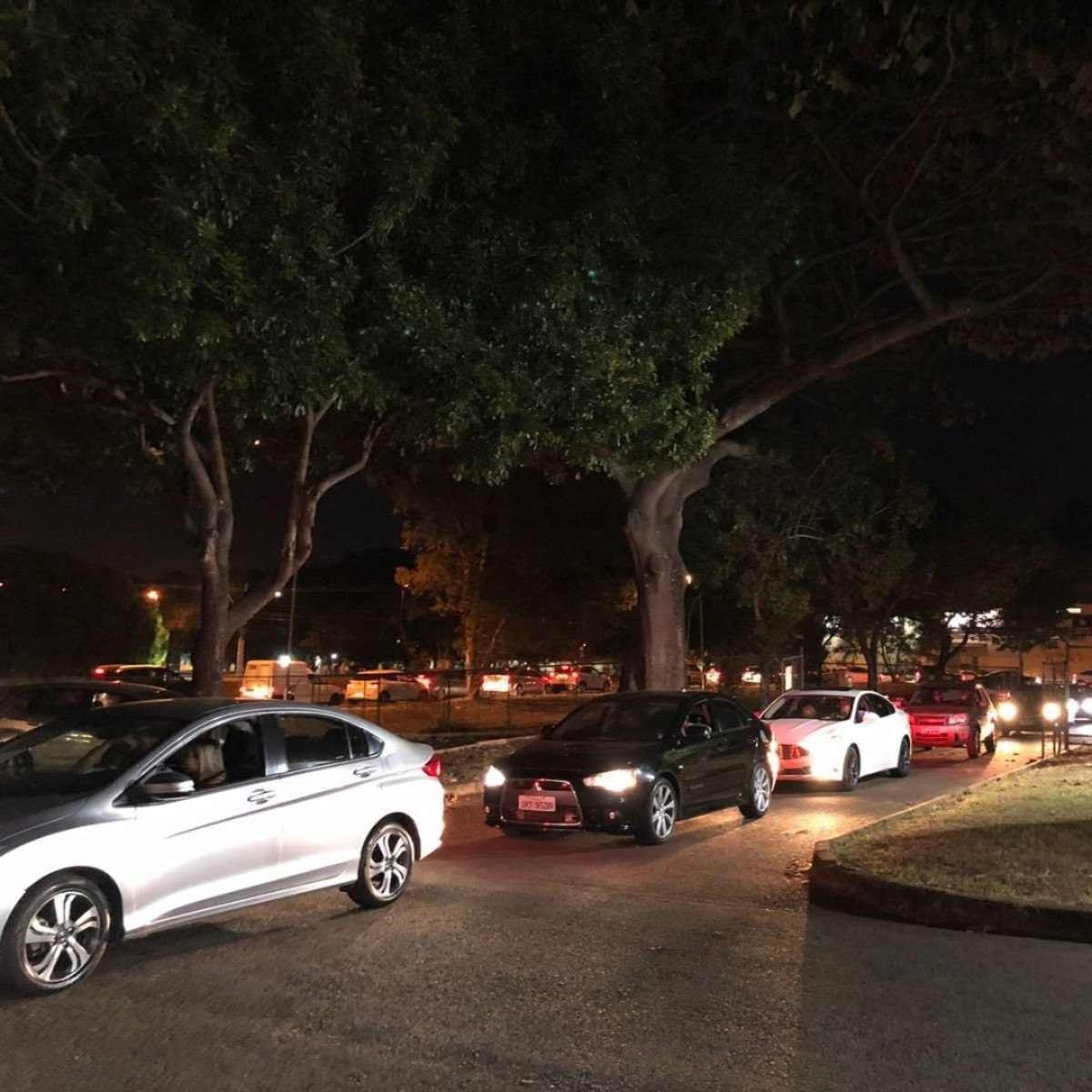 Grandes filas marcam vacinação contra a covid-19 na 612 Sul