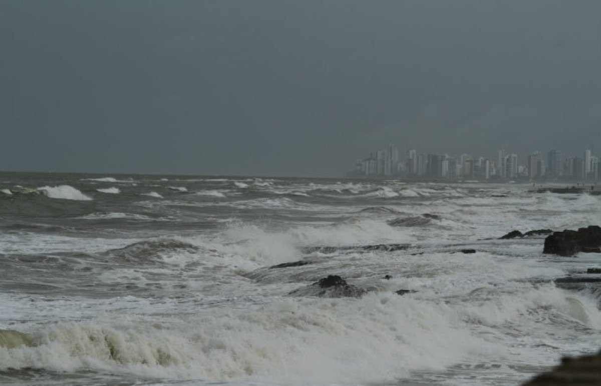 Marinha alerta para ondas gigantes em Recife nos próximos dias