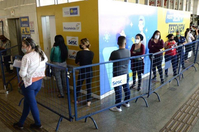 A fila no posto de testagem da Rodoviária do Plano Piloto estava grande na manhã desta terça-feira (7/06) - (crédito: Marcelo Ferreira/CB/D.A Press) A fila no posto de testagem da Rodoviária do Plano Piloto estava grande na manhã desta terça-feira (7/06) - (crédito: Marcelo Ferreira/CB/D.A Press)