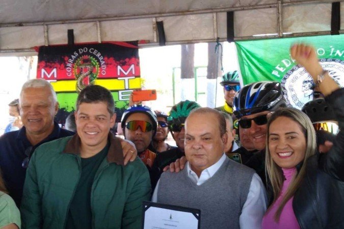 Deputados Daniel Donizete (PL) e Jaqueline Silva (Agir) junto do governador do DF, Ibaneis Rocha, na assinatura da ordem de serviço da ciclovia entre o Gama e o Catetinho