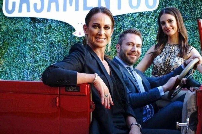 O programa consiste na organização de um casamento em sete dias em que a equipe da emissora prepara a celebração -  (crédito: Reprodução/Instagram @fabricadecasamentosoficial - Vitor Silva/SBT)