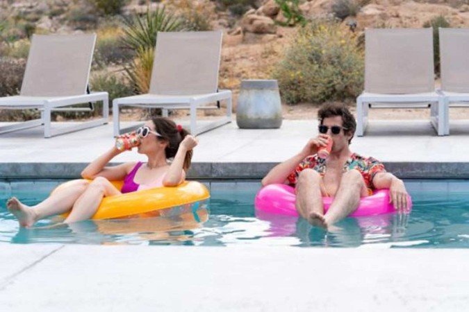  2022. Cultura. Cena do longa Palm Springs, disponÃ­vel na Star+.

      